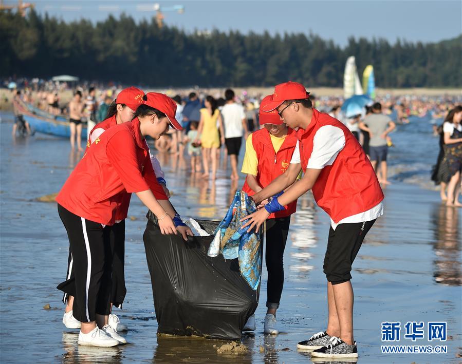 世界海洋日：?；ず涂沙中煤Ｑ?/></a></p>
<p>　　福建省东山县第二中学的环保志愿者在该县马銮湾清理海滩垃圾（2017年10月2日摄）。新华社记者 宋为伟 摄</p>
<!--/enpcontent--><div width=