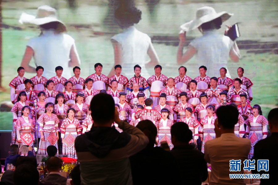 “拿起锄头干活，放下锄头唱歌”——他们从田间地头唱到国际舞台
