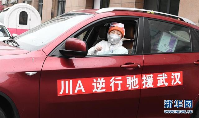 雨衣妹妹：疫情不走，我不走！