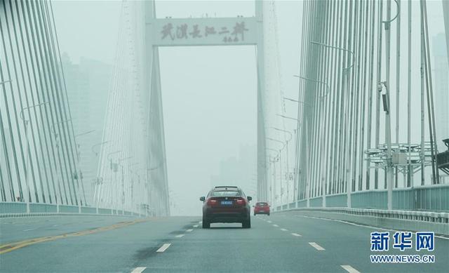 雨衣妹妹：疫情不走，我不走！