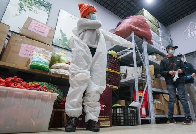 雨衣妹妹：疫情不走，我不走！