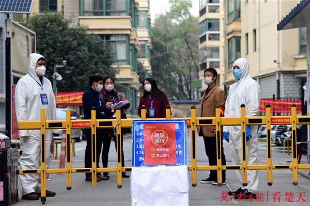 “你不出来，我们把鱼吊给你”，这个小区因为热心人，居民生活有点丰富