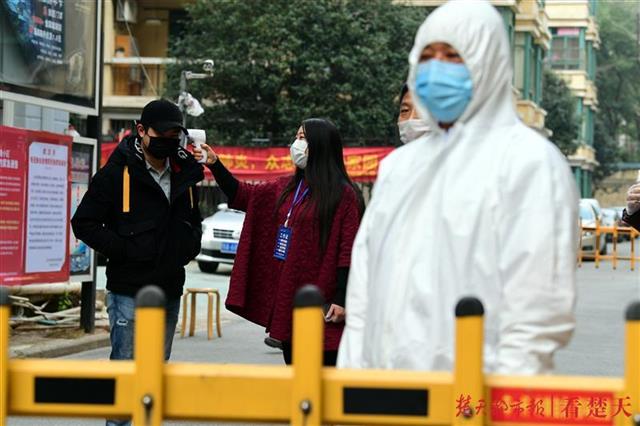 “你不出来，我们把鱼吊给你”，这个小区因为热心人，居民生活有点丰富