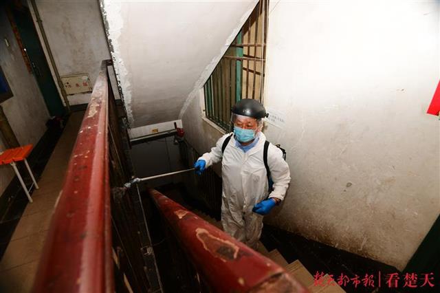 “你不出来，我们把鱼吊给你”，这个小区因为热心人，居民生活有点丰富