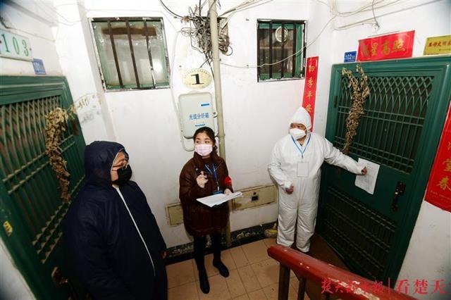 “你不出来，我们把鱼吊给你”，这个小区因为热心人，居民生活有点丰富