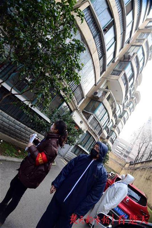 “你不出来，我们把鱼吊给你”，这个小区因为热心人，居民生活有点丰富