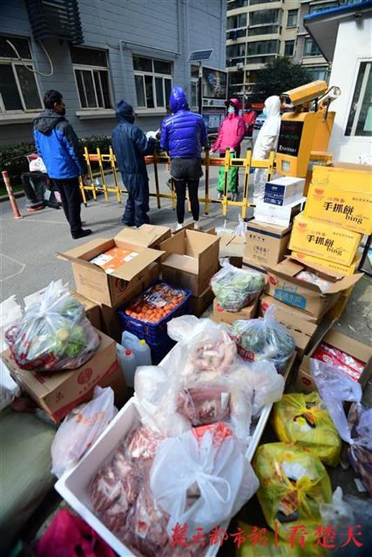 “你不出来，我们把鱼吊给你”，这个小区因为热心人，居民生活有点丰富