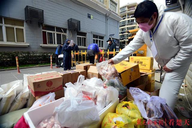 “你不出来，我们把鱼吊给你”，这个小区因为热心人，居民生活有点丰富