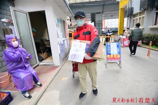 “你不出来，我们把鱼吊给你”，这个小区因为热心人，居民生活有点丰富