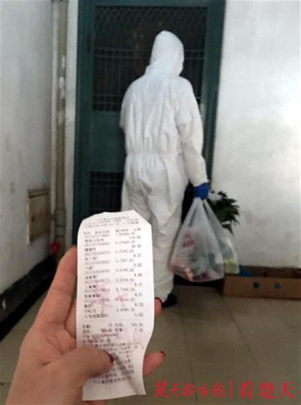 “你不出来，我们把鱼吊给你”，这个小区因为热心人，居民生活有点丰富