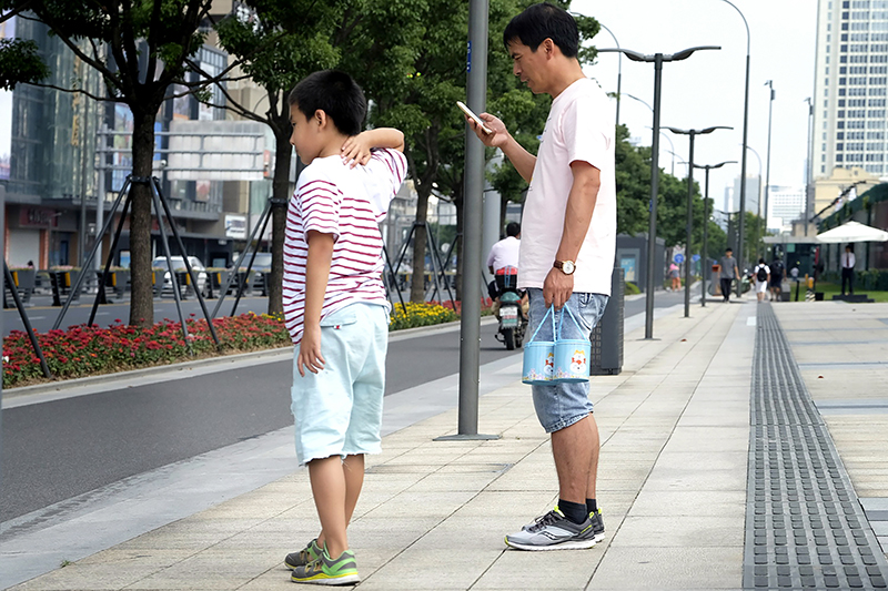 手机和娃，哪个才是你“手心里的宝”？