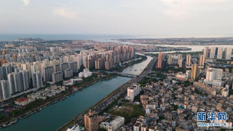 “天空之眼”瞰?？?/></p>
<p>　　这是?？谑斜鹾３鞘芯肮郏?月18日摄，无人机照片）。</p>
<p>　　?？冢枪摇耙淮宦贰敝匾У愠鞘?，也是海南自贸港建设的核心城市，这座有着旖旎自然风光的海滨城市，即将迎来首届中国国际消费品博览会。在“十四五”开局之年，也是海南全面深化改革开放和加快建设自由贸易港关键之年，让我们跟随“天空之眼”瞰海口，用别样的视角，欣赏椰城之美。</p>
<p>　　新华社记者 郭程 摄 图片来源：新华网</p>
<p><!-- 分页 --></p>
<p align=