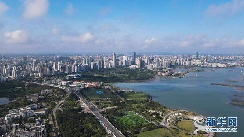 “天空之眼”瞰?？?/></p>

<p>　　这是5月3日拍摄的海口市区风光（无人机照片）。</p>


<p>
</p><p>　　海口，是国家“一带一路”重要支点城市，也是海南自贸港建设的核心城市，这座有着旖旎自然风光的海滨城市，即将迎来首届中国国际消费品博览会。在“十四五”开局之年，也是海南全面深化改革开放和加快建设自由贸易港关键之年，让我们跟随“天空之眼”瞰?？冢帽鹧氖咏?，欣赏椰城之美。</p>


<p>
</p><p>　　新华社记者 杨冠宇 摄 图片来源：新华网</p>
<p><!-- 分页 --></p>
<p align=