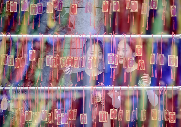 “生活在日照就是幸?！毙挛派阌白髌废殖∑姥〗峁蚁?  border=