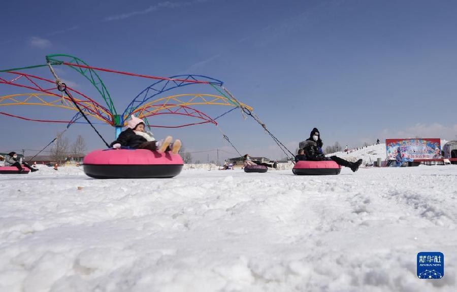 青?；ブ罕┞糜沃ο绱逭裥?/></p>
<p>　　2月20日，游客在卓扎滩原生态景区游玩。</p>
<p>　　连日来，青海省互助土族自治县威远镇的卓扎滩原生态景区吸引众多游客前来体验冰雪项目的乐趣。</p>
<p>　　景区所在的卓扎滩村曾是贫困村，近几年，村党支部组织带领村民发展生态旅游及冰雪运动，助力乡村振兴。</p>
<p>　　新华社记者 吴刚 摄</p><!--/enpcontent--><!--/enpcontent-->
      </div>
    </div>
    <div   class=