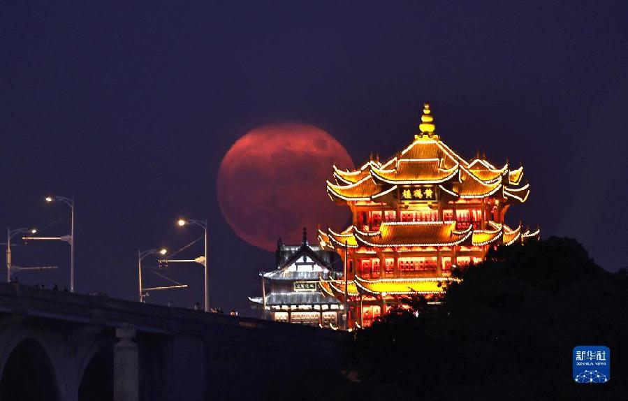 诗意中国——平分秋色一轮满，长伴云衢千里明