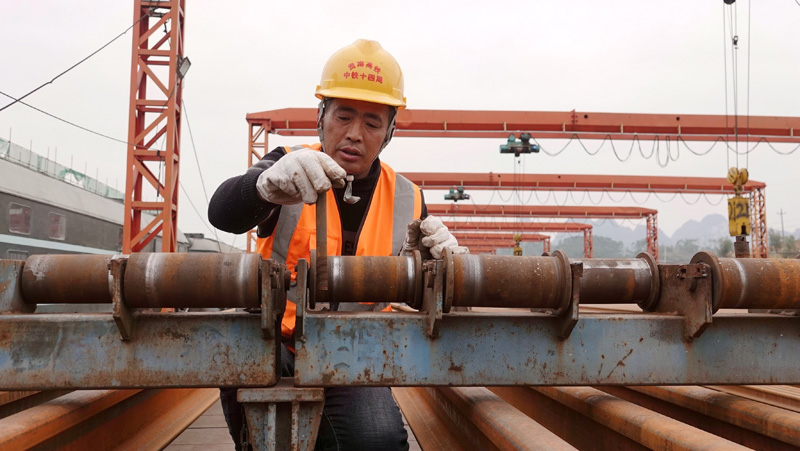 除夕，他们奋战在贵南高铁建设工地