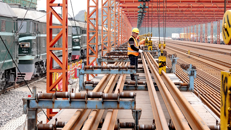 除夕，他们奋战在贵南高铁建设工地