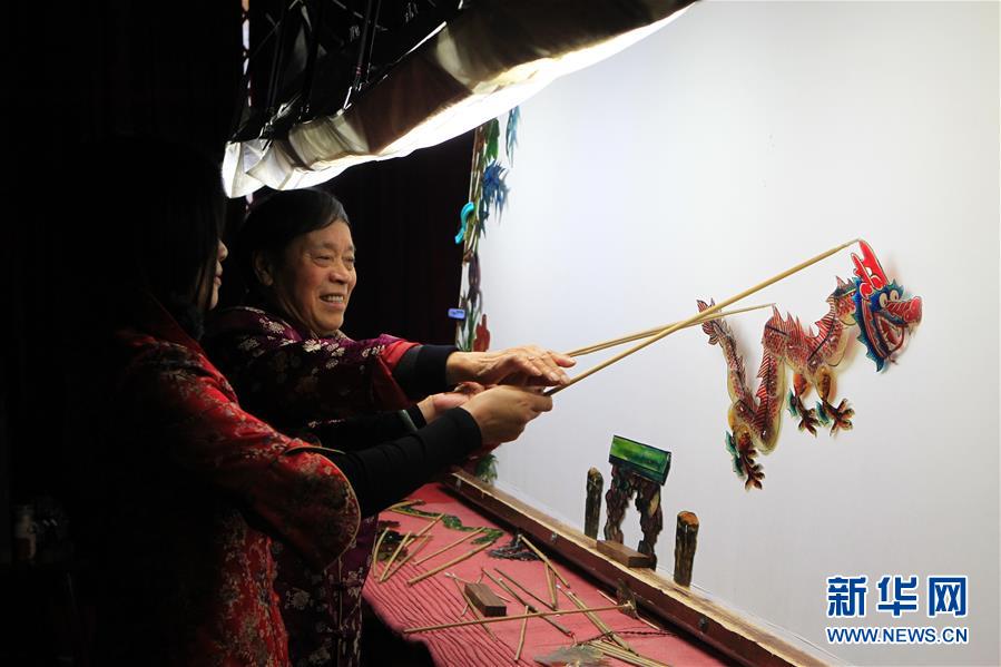 “隔帐陈述千古事，灯下挥舞鼓乐声”——“守艺人”张坤荣的皮影人生