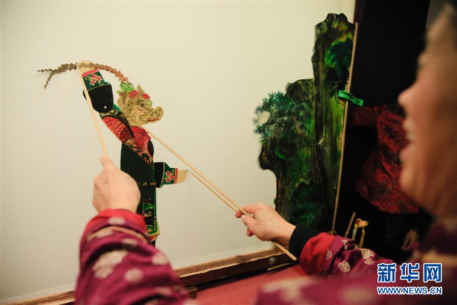 “隔帐陈述千古事，灯下挥舞鼓乐声”——“守艺人”张坤荣的皮影人生