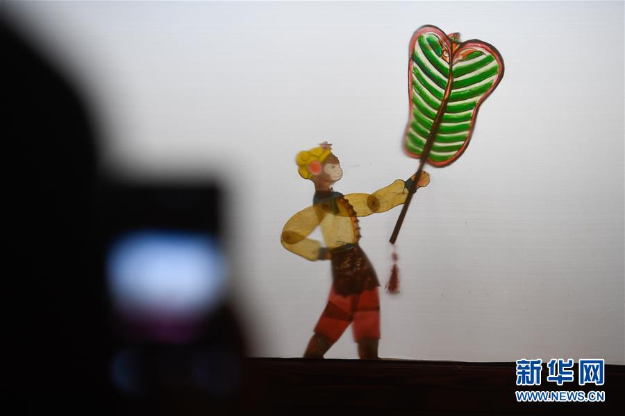 “隔帐陈述千古事，灯下挥舞鼓乐声”——“守艺人”张坤荣的皮影人生
