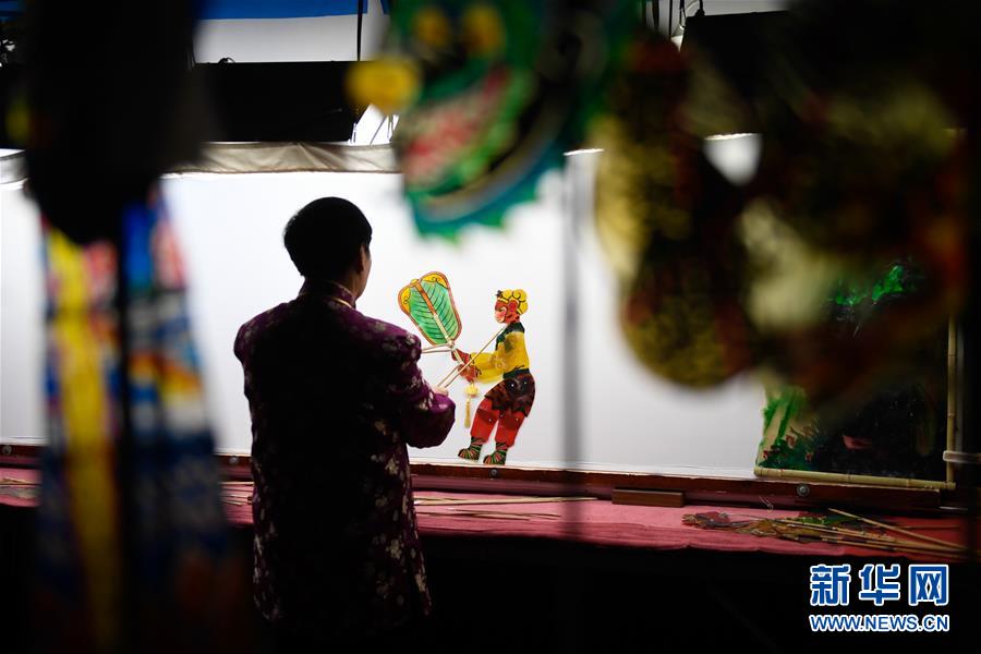“隔帐陈述千古事，灯下挥舞鼓乐声”——“守艺人”张坤荣的皮影人生