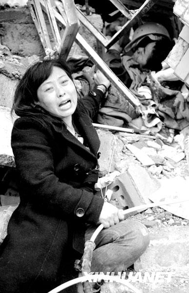2008年5月13日，四川绵竹市汉旺镇一所在地震中倒塌的中学废墟中，一位母亲在呼唤尽快救出埋在废墟中的儿子。