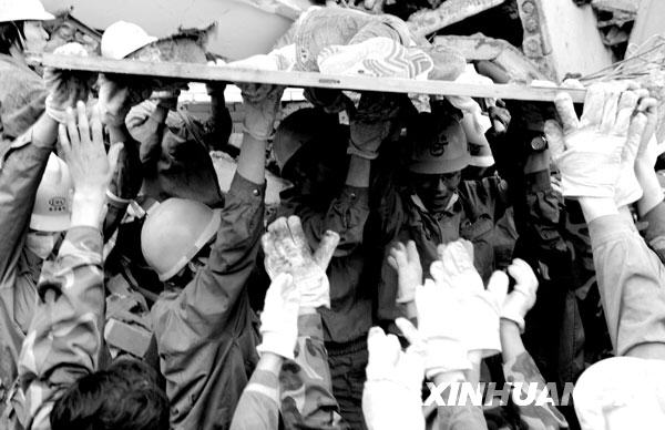 2008年5月13日，在四川绵竹市汉旺镇一所中学内，救援人员经过十几小时的艰苦努力，终于从废墟中救出一位女学生。