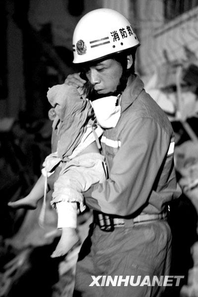 2008年5月14日晚，消防抢险队员在四川绵竹市汉旺镇将1岁女孩沈天奇从废墟中救出。沈天奇和外祖母江义俊在废墟中顽强存活50多个小时后，被消防抢险队员成功救出。
