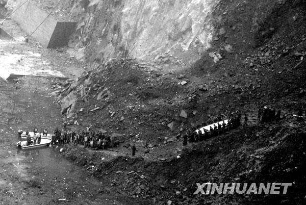 2008年5月13日，解放军某部官兵和成都武警官兵正在位于都江堰市与汶川县交界处的紫坪铺大坝下面，设法利用冲锋舟从水路进入汶川县映秀镇进行紧急救援。