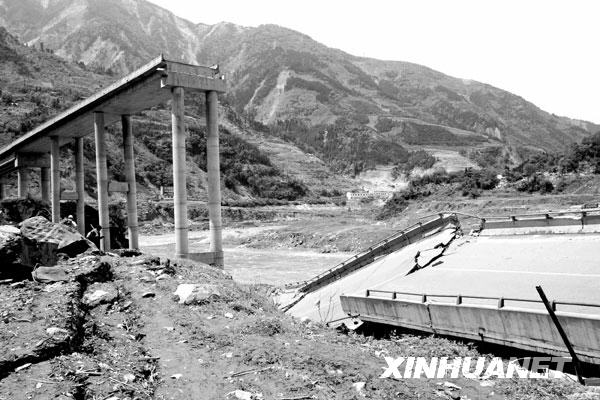 这是在地震中垮塌的四川省汶川县映秀镇百花大桥（2008年5月14日摄）。