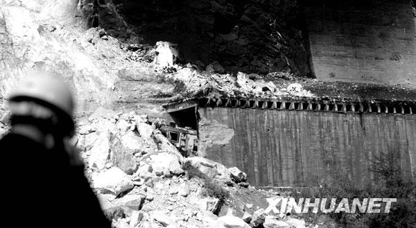 汶川地震发生时，21043次货物列车正行驶在甘肃徽县境内宝成铁路150公里835米处的109号隧道中，地震导致隧道山体崩塌，8.5万方土石掩盖了这一区段铁路、公路和河流，21043次货物列车因此脱线，12节装运汽油的罐车被埋在隧道中并起火燃烧。这是2008年5月14日，109号隧道塌方抢险取得进展，火车头从隧道口露出。
