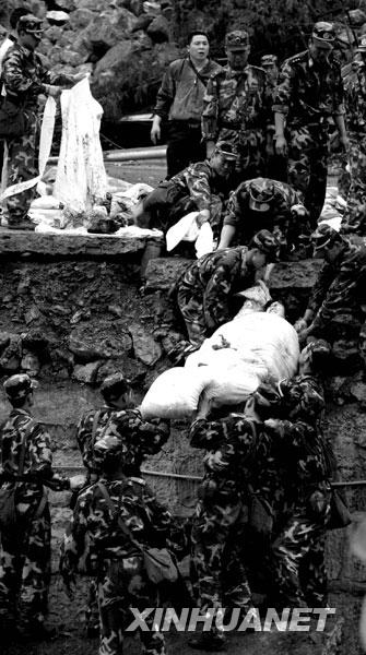 2008年5月13日，在四川绵阳市北川县，救援人员正在运送伤员。