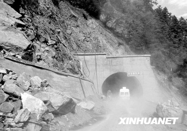 2008年5月15日，救援车辆通过杂谷脑隧道，从马尔康向理县进发。尽管余震不断，道路严重堵塞，各方仍在积极打通通往汶川、理县、茂县灾区的道路，在这条危险重重的灾区交通“生命线”上，救灾人员、医护人员、物资运输人员、记者等在冒着生命危险向前挺进。