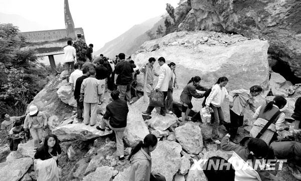 2008年5月13日，北川县受灾群众在撤离被地震破坏的北川县城。