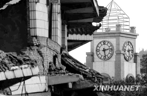 德阳市汉旺镇汉旺广场上的一座大钟将时间永远定格在地震发生的那一刻（2008年5月14日摄）。