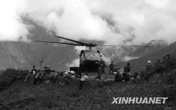 2008年5月14日，解放军直升机携带救援物资抵达汶川地震震中——汶川县城附近的山顶。